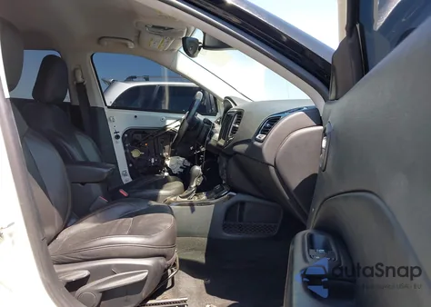 2018 Jeep Compass Limited 4X4 z USA, uszkodzony, nr VIN 3C4NJDCB7JT290510